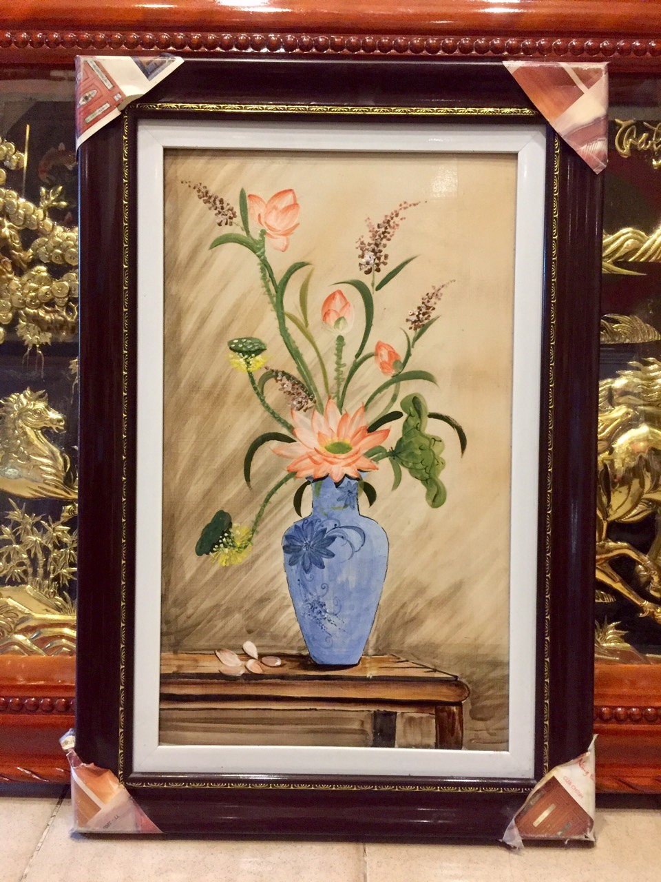 Tranh sứ bình Hoa Sen là một tác phẩm nghệ thuật tinh tế và đẹp mắt, cùng với kiểu dáng độc đáo của bình hoa sứ. Hoa sen trên bình được vẽ tinh tế, giúp bạn thư giãn và tận hưởng vẻ đẹp của hoa sen.