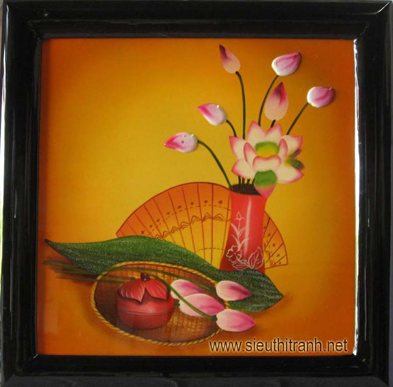 Tranh sơn mài tĩnh vật về hoa sen không chỉ là một tác phẩm nghệ thuật, mà còn là một biểu tượng của truyền thống và văn hóa Việt Nam. Những bức tranh này được làm thủ công và đưa vào một hộp quà đẹp để tặng cho những người thân yêu của bạn. Qua những thước phim được giới thiệu, bạn sẽ cảm thấy được sự tinh tế và quý phái của các bức tranh.