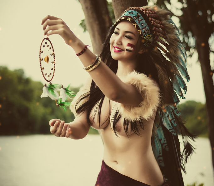 Bộ ảnh thiếu nữ xinh đẹp để ngực trần hóa thân thành thổ dân da đỏ gây sốt