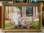 Tranh hình gốc Bác Hồ ngồi làm việc trong vườn hoa -IN197